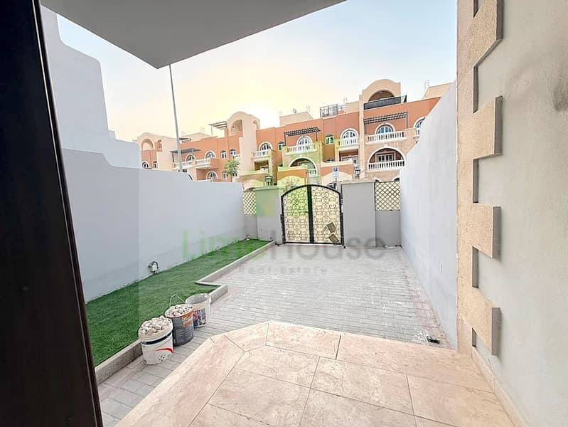 20 seasons-community-jvc-townhouse-entrance-porch-private-courtyard-view. jpg