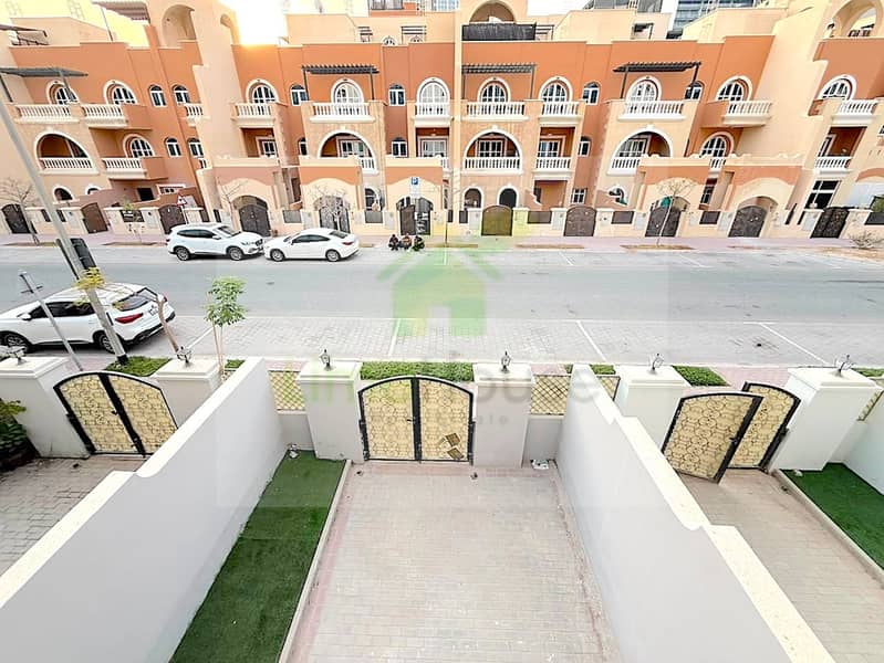 21 seasons-community-jvc-townhouse-elevated-balcony-view-community-street. jpg