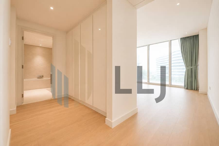 14 Master Bedroom Walkin . jpg