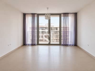 阿拉哈海滩， 阿布扎比 2 卧室单位待售 - Living Room. jpeg