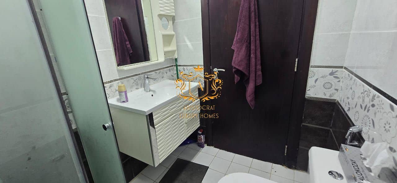 25 Bathroom 03. jpeg
