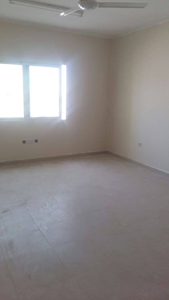 Independent floor - 5 to 25 Rooms; 6 persons capacity; Window A/c unit ; Rent in Al QUOZ ( AEd. 350/- all in)