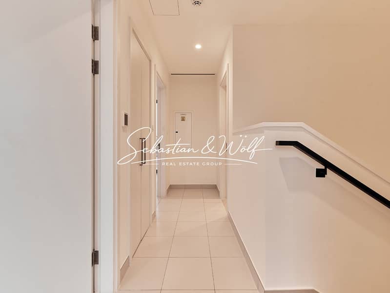 13 17_Upper_Floor_Hallway. jpg