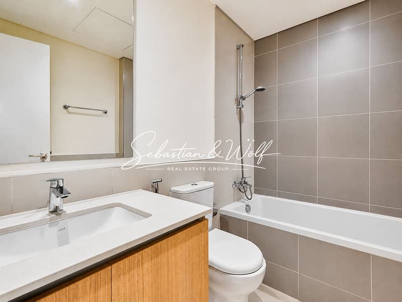 16 12_Bathroom_with_Bathtub. jpg