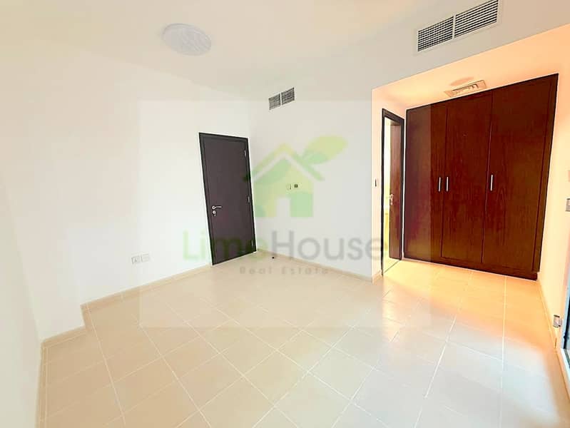 11 seasons-community-jvc-townhouse-bedroom-built-in-wardrobe-ensuite-bathroom. jpg