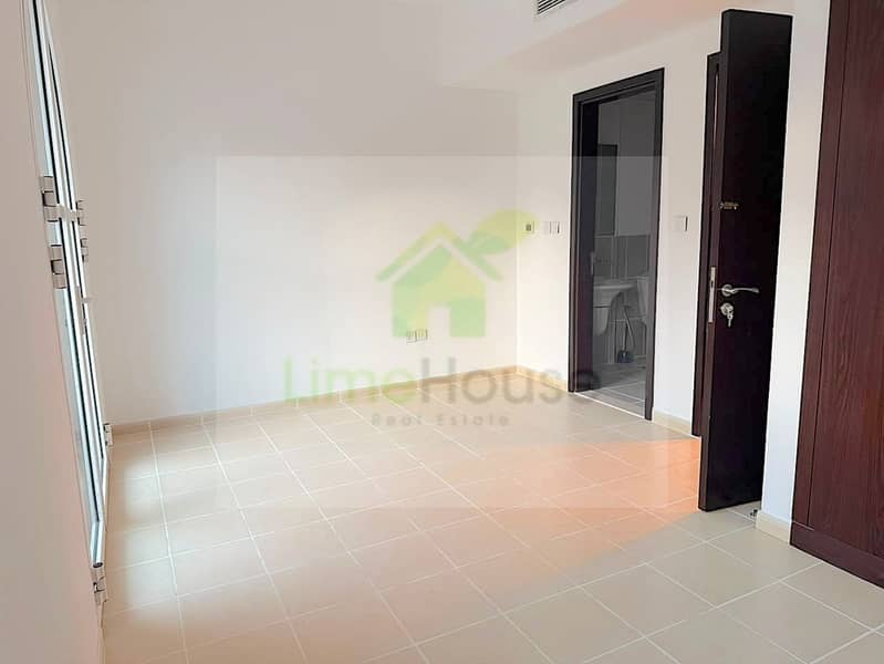 13 seasons-community-jvc-townhouse-bedroom-built-in-wardrobes-ensuite-access. jpg