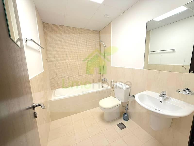 16 seasons-community-jvc-townhouse-en-suite-bathroom-bathtub-vanity. jpg