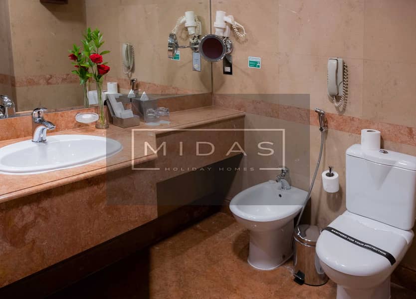 6 One Bed- Bathroom. jpg