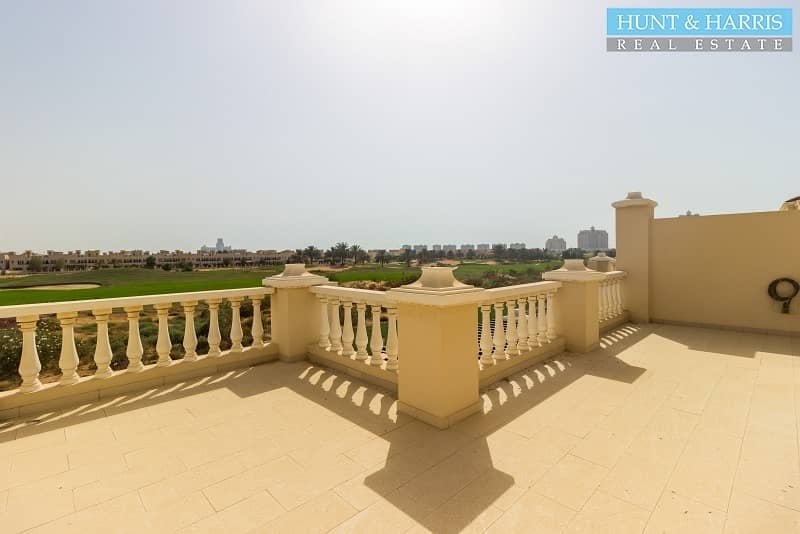 Four bedroom townhouse with a golf course and lagoon view