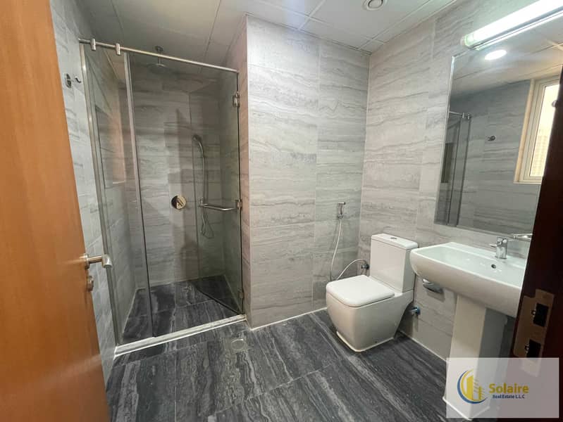 8 411- Main bathrrom. jpg