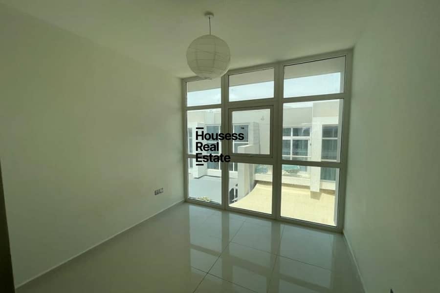 3 BEDROOM | MIDDLE UNIT | VACANT SOON 3 BEDROOM | MIDDLE UNIT | VACANT SOON