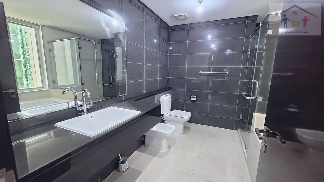 9 mag5-11-master-bathroom. jpg