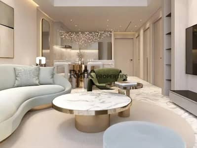 Studio te Koop in Jumeirah Village Triangle (JVT), Dubai - Open-plan luxury living room with curved white sofa, marble coffee table and gold accents in Red Square Dubai