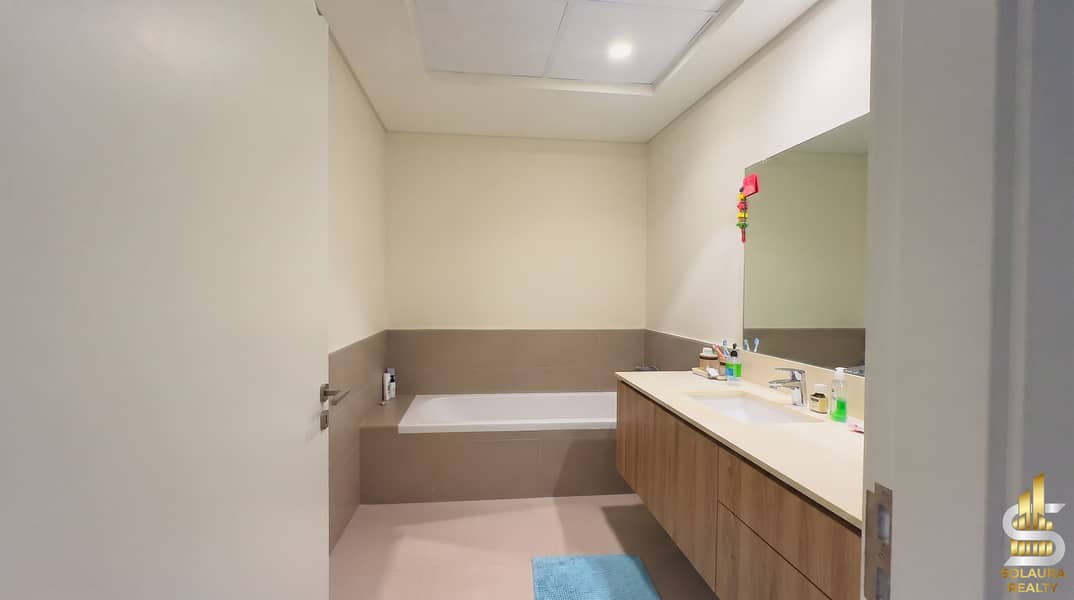 7 main upper bed bathroom. jpeg
