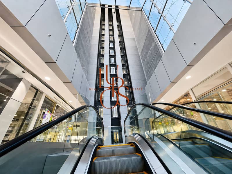 17 01_IT_Plaza_atrium_escalator_HD_4x3. jpg