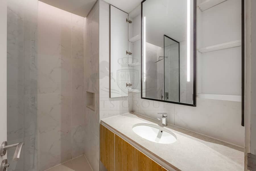 20 Bathroom. jpg