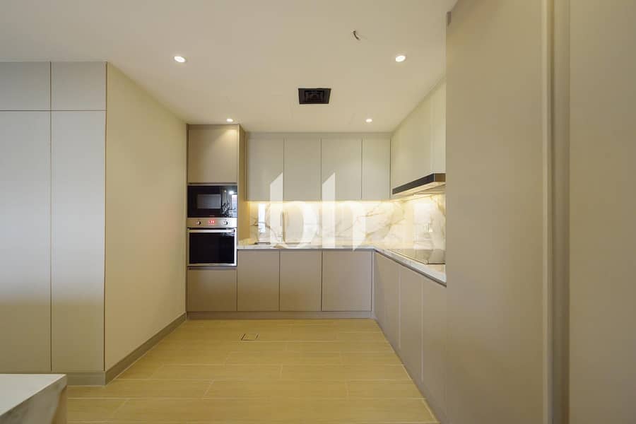 4 Image 0