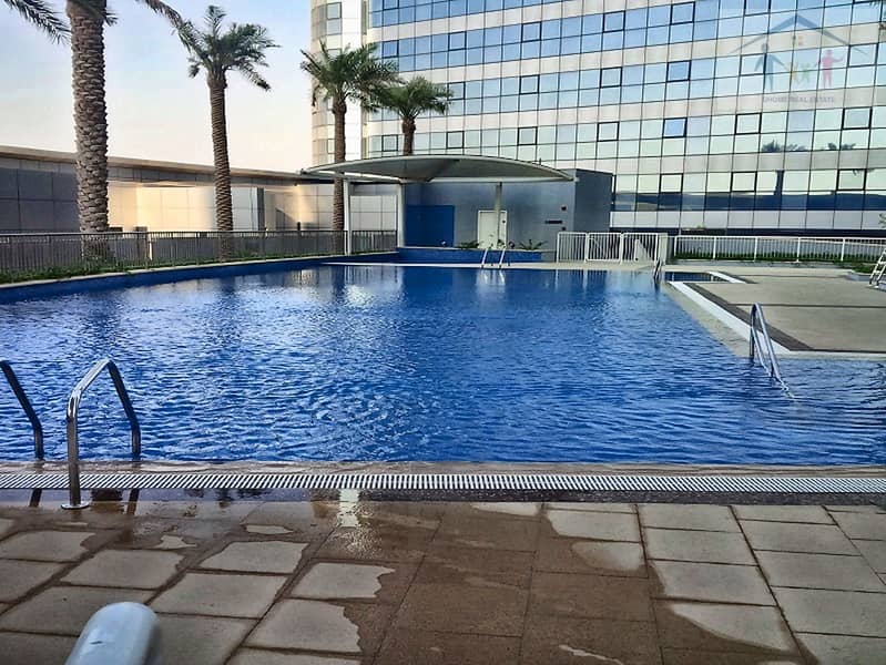 17 pool-03-pool-poolside. jpg