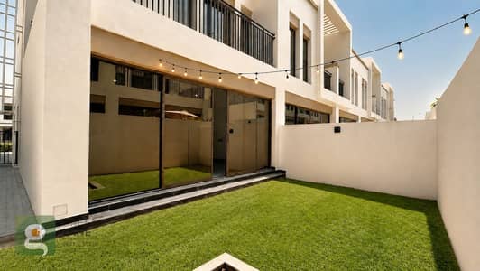 5 Schlafzimmer Townhouse zum zur Miete in DAMAC Lagoons, Dubai - Dubai Villa Courtyard with Lawn and Lights. png