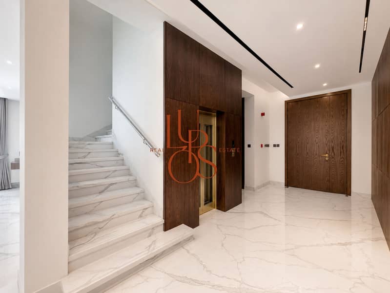 4 Villa_01_Entrance_Foyer_Staircase_Lift. jpg