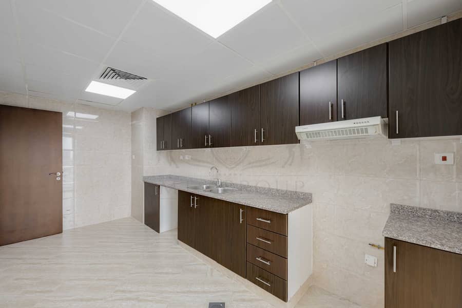 13 Kitchen 1. jpg