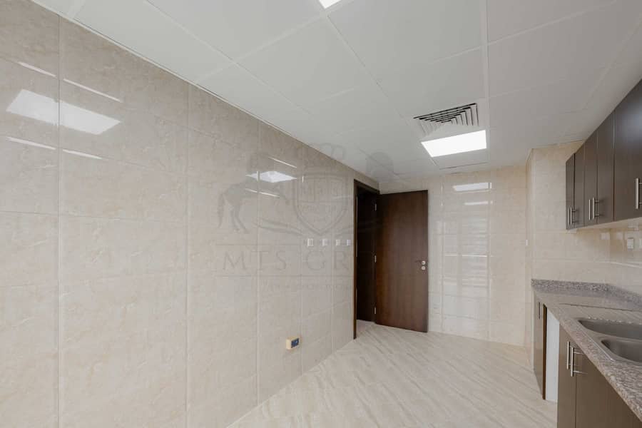 14 Kitchen 2. jpg