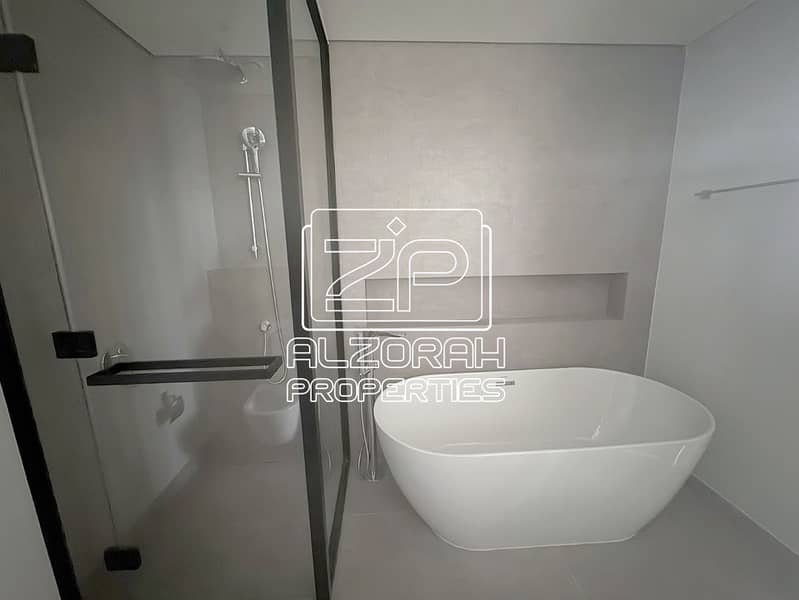 9 11_ensuite_bathtub. jpg