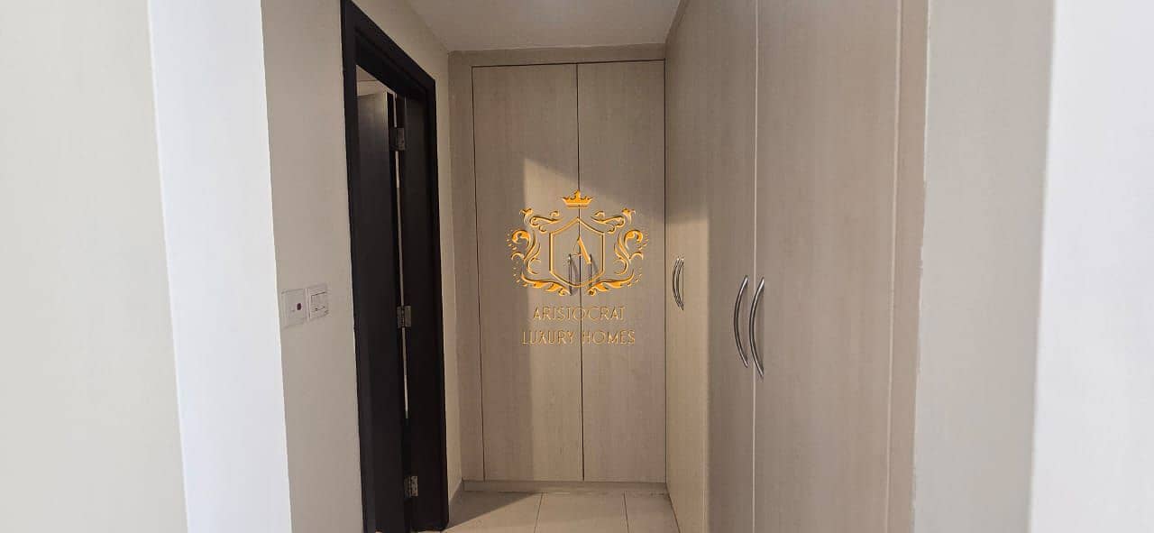 46 Walk-in closet MB. jpeg