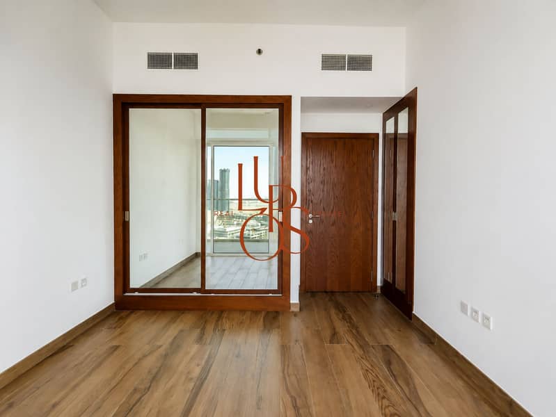 10 Apartment_06_Bedroom_Mirrored_Wardrobe_Reverse_View. jpg