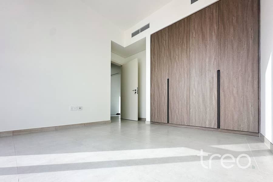 31 220 Talia, The Valley - 1. jpg