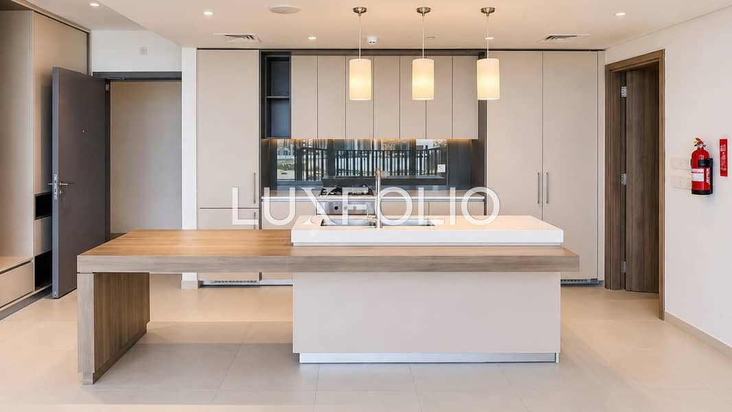 2 + Maids | Work Station | Dressing Area 2 + Maids | Work Station | Dressing Area