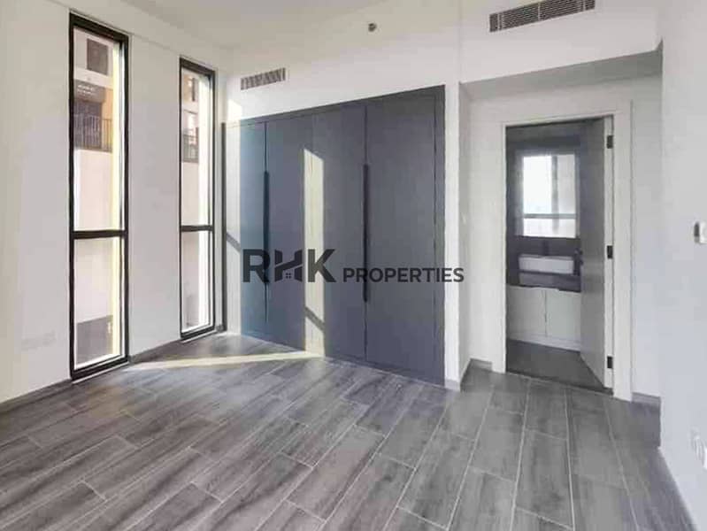 4 Unfurnished Noor 5 apartment room with fitted wardrobes and tall windows