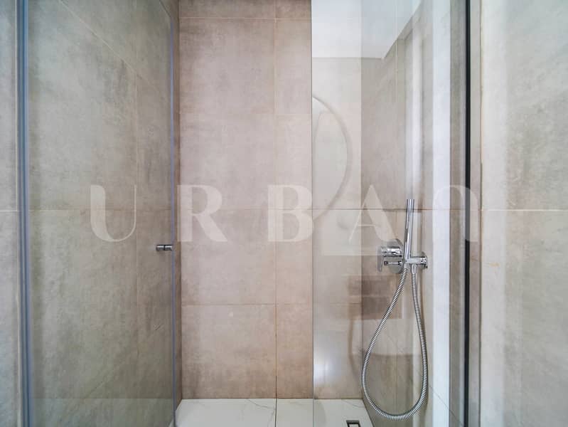18 ADU00882. JPG