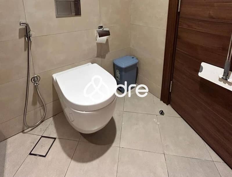 16 washroom. jpg
