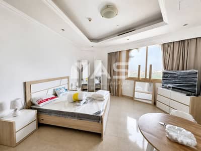 استوديو  للايجار في قرية الحمراء، رأس الخيمة - 06-bedroom-table-view-dslr. png