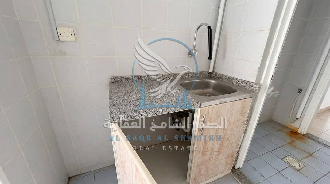 8 مساحة المحل 2500 قدم. jpeg