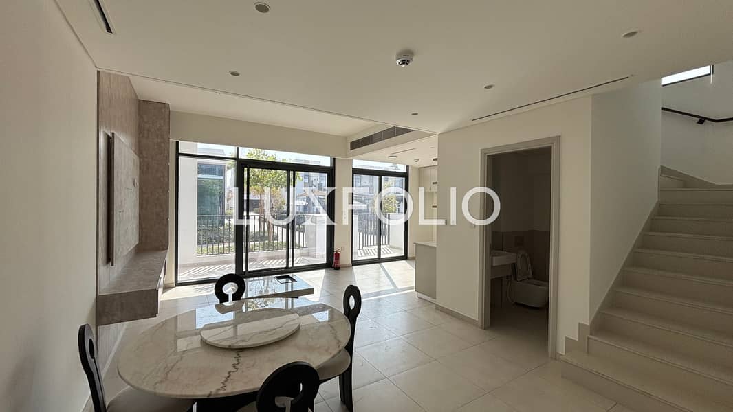 Corner Unit | Pool Backing | Vacant Now Corner Unit | Pool Backing | Vacant Now