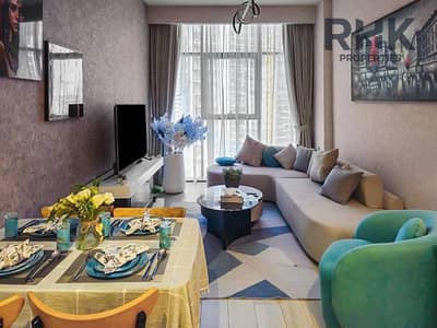 1 Camera Appartamento in affitto a Meydan, Dubai - Furnished living room with sectional sofa and TV unit in Azizi Riviera 41 apartment for rent