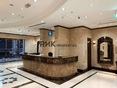 Office in affitto a Business Bay, Dubai - Ontario Tower Business Bay reception desk with marble finish and 24/7 concierge