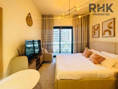 Monolocale in affitto a Meydan, Dubai - Bright furnished studio with balcony access, king bed and lounge area in a Dubai apartment