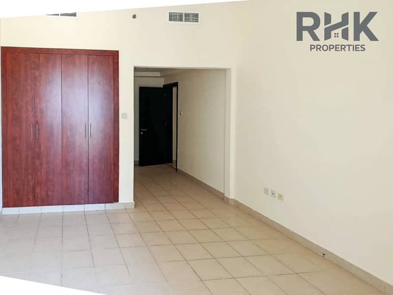 6 Bedroom with built-in closet near entrance in Jumeirah Lakes Towers apartment Dubai