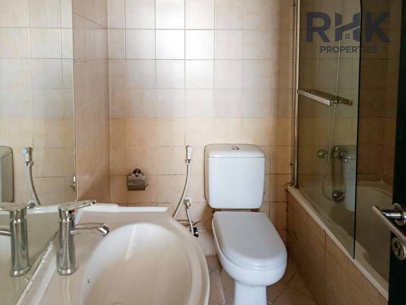 10 Bathroom with bathtub, glass screen and WC in Jumeirah Lakes Towers apartment