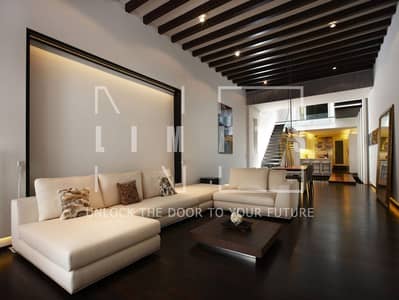 3 Slaapkamers Townhouse te Koop in Dubai Investments Park (DIP), Dubai - 1691467715_en-idei-club-p-modern-high-ceiling-living-room-with-stair-62. jpg 3 Slaapkamers Townhouse te Koop in Dubai Investments Park (DIP), Dubai - 1691467715_en-idei-club-p-modern-high-ceiling-living-room-with-stair-62. jpg