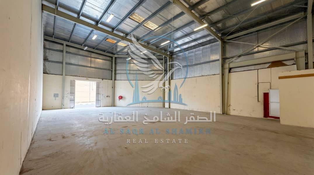 2 مستودع 3200 قدم للإيجار في الصناعية 18 على شارع رئيسي بـ150 ألف3. jpeg