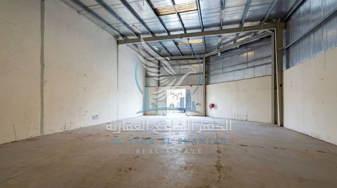 4 مستودع 3200 قدم للإيجار في الصناعية 18 على شارع رئيسي بـ150 ألف6. jpeg