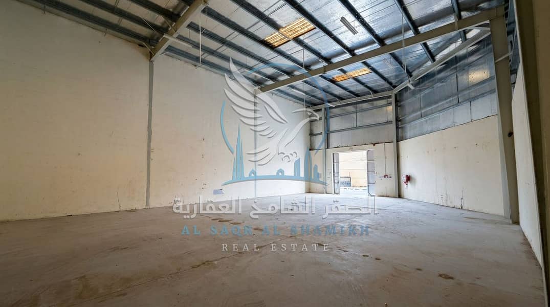 8 مستودع 3200 قدم للإيجار في الصناعية 18 على شارع رئيسي بـ150 ألف12. jpeg