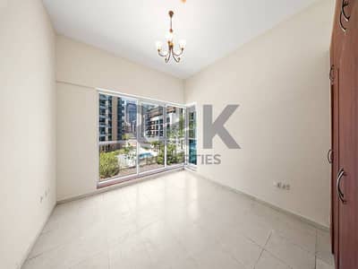 2 Camere Appartamento in affitto a Dubai Marina, Dubai - Bright bedroom with floor-to-ceiling window and pool view in Dubai Marina apartment