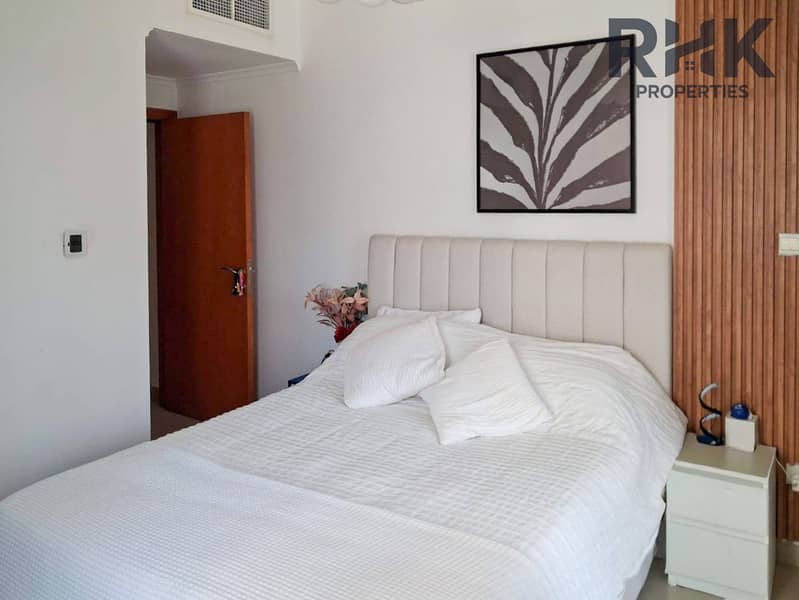 7 Fitted kitchen with wood cabinets, granite worktop and cooker, Dubai Marina apartment