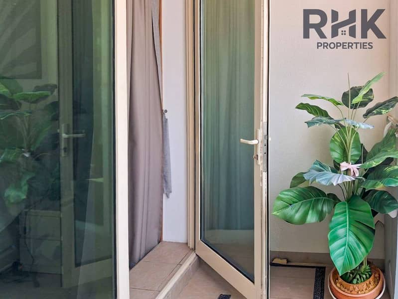 13 Apartment entrance door and hallway, unit 1101 Dubai Marina residential tower