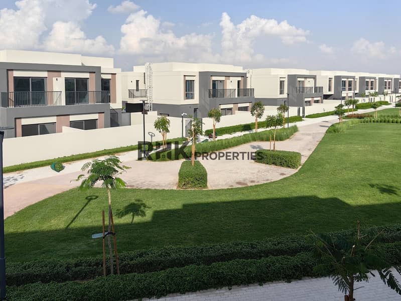 20 Gated townhouse community with manicured lawn, walking paths and contemporary architecture in Dubai